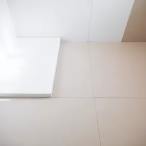 Brodzik czy płytki pod prysznicem